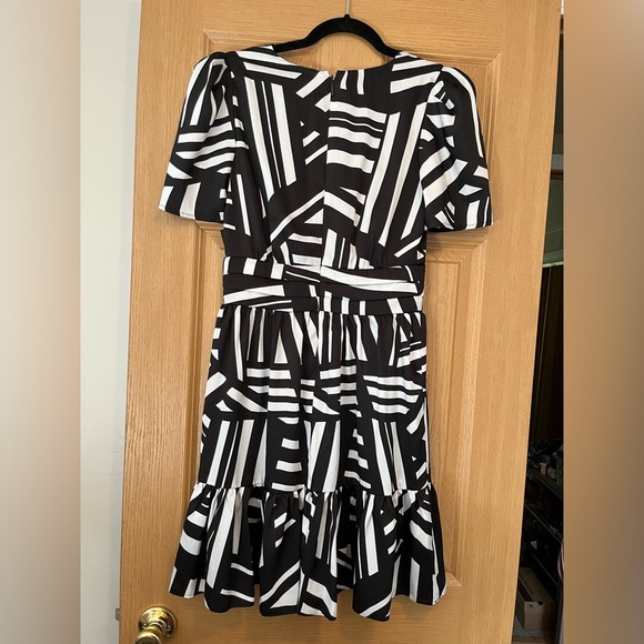 Karl Lagerfeld Black & White Geo Print Short Sleeve Surplice Mini Dress NWT Sz 2 - Picture 11 of 15